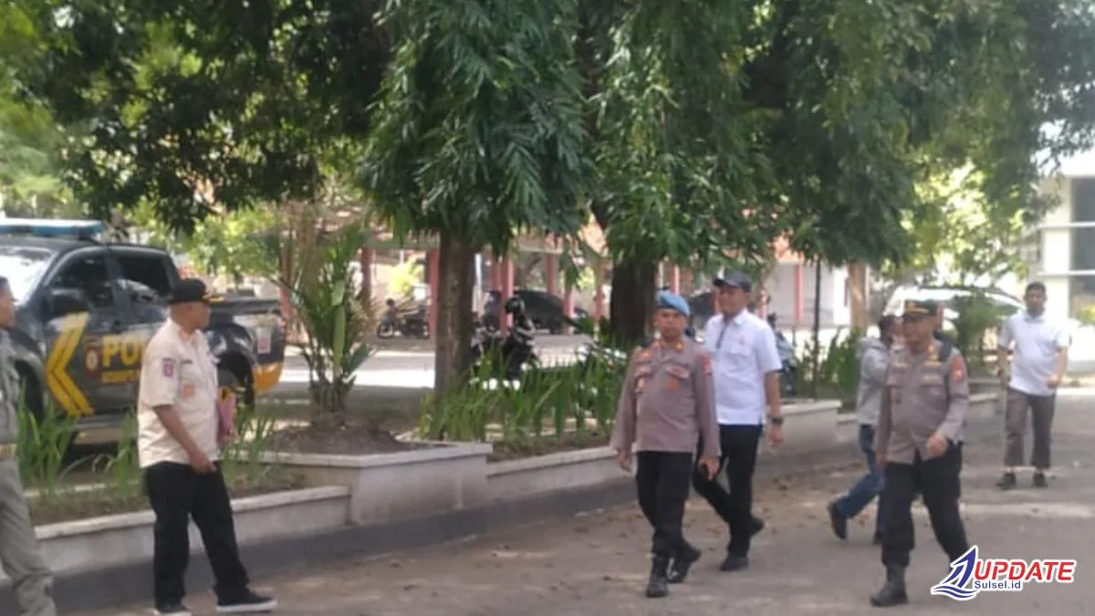 Kasat Samapta Polres Jeneponto Kawal Aksi Unjuk Rasa Penolakan Pembangunan Batalyon TNI, Bagikan Air Minum kepada Peserta Demo 1 Kasat Sabhara Jeneponto 20260611 123220 0000 l Update Sulsel