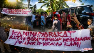 Heboh di Gowa! Spanduk Penolakan Bupati Muncul Jelang Kunjungan ke Bajeng Barat