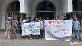 Hadiri Pemanggilan, Warga Tergugat dan Solidaritas Lakukan Aksi Kampanye di PN Makassar