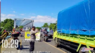 Bhabinkamtibmas Pappa Atur Arus Lalu Lintas di Jembatan yang Sedang Diperbaiki