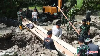 Babinsa Koramil 1419-02 Enrekang Dampingi Pembangunan Jembatan Aramco di Desa Kaluppini