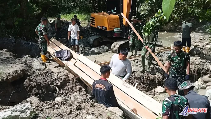 Babinsa Koramil 1419-02 Enrekang Dampingi Pembangunan Jembatan Aramco di Desa Kaluppini 5 TNI Enrekang 20260604 114339 0000 l Update Sulsel