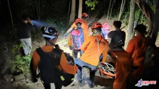 Pendaki Asal Gowa Patah Kaki di Gunung Bulu Saukang, Tim SAR Gabungan Lakukan Evakuasi Tengah Malam