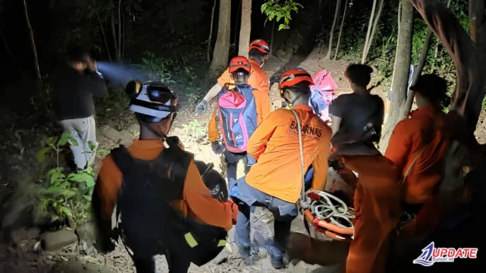 Pendaki Asal Gowa Patah Kaki di Gunung Bulu Saukang, Tim SAR Gabungan Lakukan Evakuasi Tengah Malam 3 Tim SAR Evakuasi Pendaki Patah Kaki 20260617 115512 0000 l Update Sulsel