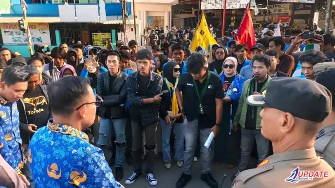 Wabup Bone Terima Aspirasi Mahasiswa, Sejumlah Kebijakan Pemerintah Pusat Jadi Sorotan 3 Wabup Bone Temui Massa Aksi Demo 20260618 163354 0000 l Update Sulsel
