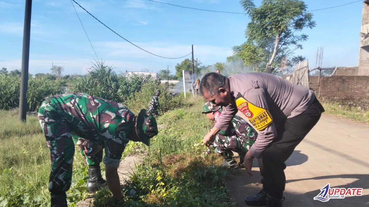 Tiga Pilar Kompak Gelar Kerja Bakti, Perkuat Kebersihan Lingkungan dan Harkamtibmas di Sampulungan 1 Binmas dan bhabinkantibnas 20260715 111044 0000 l Update Sulsel