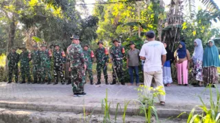 Karya Bakti Koramil Galesong Bersama Warga Wujudkan Lingkungan Bersih di Dusun Borongjati
