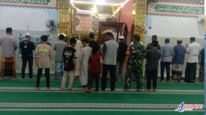Koramil Galut Perkuat Silaturahmi Melalui Sholat Subuh Berjamaah Keliling Bersama Warga