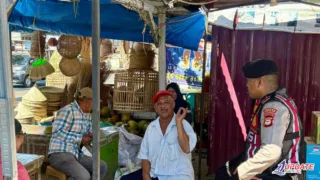 Polisi Sambangi Pasar Sentral Takalar, Ingatkan Pedagang dan Pengunjung Waspada Kejahat