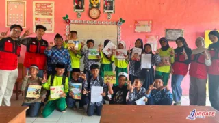 Jejak Petualang Membaca ; Mahasiswa KKN Tematik Literasi UNHAS Ajak Siswa MTs Menulis Cerita Dari Buku Bacaan