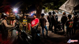 Perintis Presisi Sat Samapta Polres Takalar Patroli Blue Light, Perkuat Rasa Aman Warga Pada Malam Hari