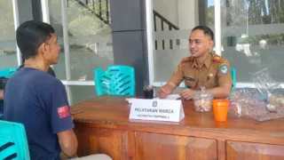 Pelayanan Warga Tetap Berjalan, Sekcam Tompobulu Pastikan Layanan Prima Usai HUT RI ke-81