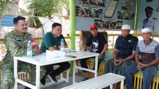 Babinsa Kampung Beru Gencarkan Komsos, Ajak Warga Takalar Waspada Kebakaran dan Cegah Aksi Pencurian