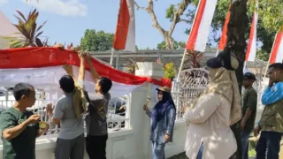 Semarak HUT ke-81 RI, Dinas Peternakan dan Kesehatan Hewan Takalar Kibarkan Merah Putih di Halaman Kantor