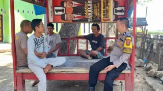 Bhabinkamtibmas Ajak Warga Perkuat Ronda Malam dan Semarakkan Kemerdekaan di Desa Banyuanyara