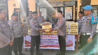 Polsek Polongbangkeng Selatan Tebar Kepedulian, Bhabinkamtibmas Antar Langsung Bantuan Sembako ke Rumah Warga