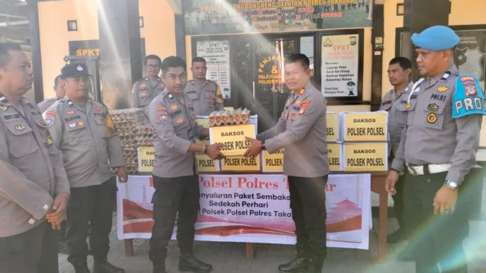 Polsek Polongbangkeng Selatan Tebar Kepedulian, Bhabinkamtibmas Antar Langsung Bantuan Sembako ke Rumah Warga