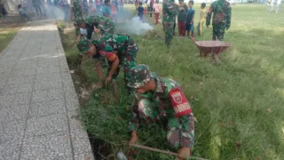 Sambut HUT Ke-81 Kemerdekaan RI, Koramil Galesong Bersama Warga Gelar Karya Bakti Bersihkan Lapangan H. Larigau