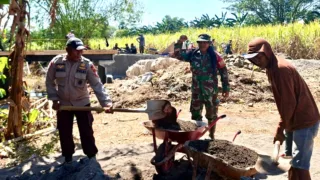 Bhabinkamtibmas Polsek Polut Bersama TNI dan Warga Gotong Royong Bangun Jembatan Merah Putih