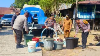 Polres Takalar Salurkan Air Bersih untuk Warga Terdampak Kekeringan di Marbo