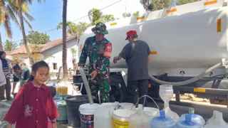 PMI Takalar Salurkan Bantuan Air Bersih, Babinsa Dampingi Warga Dusun Ongkoa