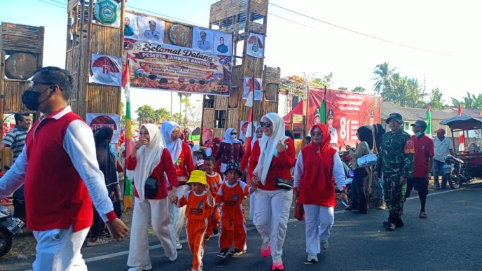 Pastikan Berjalan Aman dan Lancar Babinsa Pantau Gerak Jalan Santai Tingkat Kecamatan Mappakasunggu