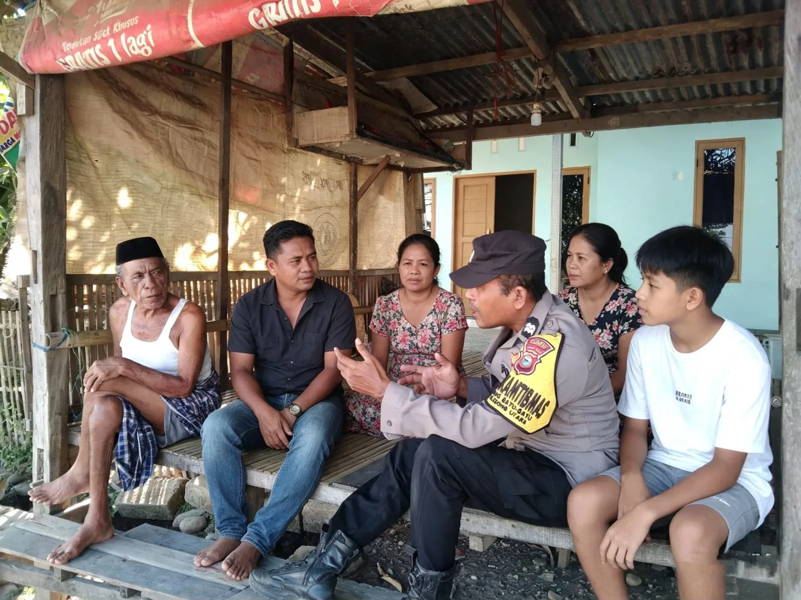 Bhabinkamtibmas Aeng Batu-Batu Ajak Warga Peduli Lingkungan, Sampah, dan Harkamtibmas 1 IMG 20260818 WA0086 l Update Sulsel
