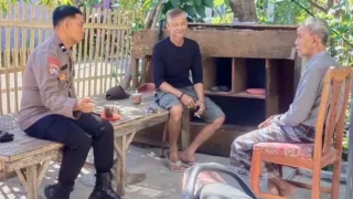 Bhabinkamtibmas Sanrobone Sambangi Warga, Perkuat Harkamtibmas dan Sosialisasikan Layanan 110