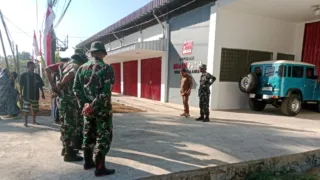 Koramil Galut Bersama Masyarakat Gelar Kerja Bakti, Bersihkan Bahu Jalan dan Saluran Air di Desa Bontolanra
