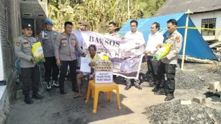 Di Tengah Musibah Kebakaran, Polsek Polsel Hadir Ringankan Beban Warga