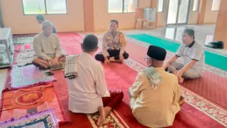 Sholat Dzuhur Berjamaah, Bhabinkamtibmas Pallantikang Ajak Warga Jaga Kamtibmas dan Waspada Kebakaran