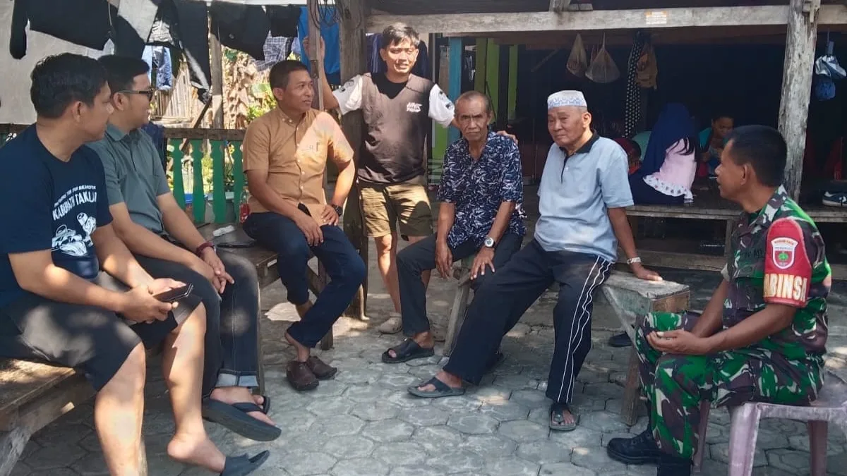 Dengan Komsos, Babinsa Pattallassang Ajak Warga Tingkatkan Koordinasi dan Waspadai Kebakaran di Musim Kemarau
