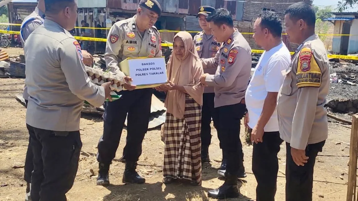 Kapolsek Polsel dan Anggota Bantu Korban Kebakaran, Salurkan Sembako dan Infaq Polres Takalar
