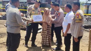 Kapolsek Polsel dan Anggota Bantu Korban Kebakaran, Salurkan Sembako dan Infaq Polres Takalar