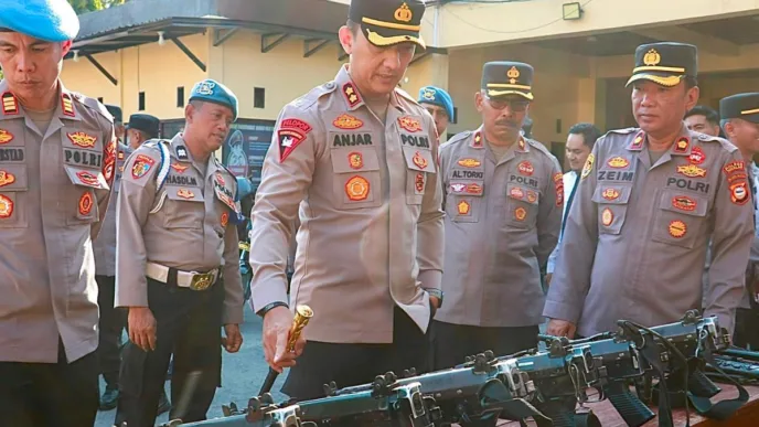 Kapolres Takalar cek randis dan pistol 20260810 191228 0000 l Update Sulsel