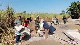 Koramil 1426-01/Polut Bersama Warga Bersihkan Area Pembangunan Jembatan di Balangtanaya