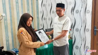 Lukis Sosok Kepala Sekolah, Siswi SMAN 1 Takalar Tuangkan Apresiasi Lewat Karya Seni