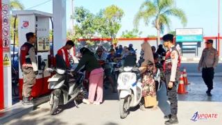 Polisi Patroli SPBU di Galesong Selatan, Cegah Panic Buying dan Pastikan Pembelian BBM Tetap Tertib