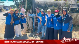 Mahasiswa KKN-DIK Unismuh Makassar Pasang Plang RT dan Kepala Lingkungan, Perkuat Pelayanan Warga di Lalolang