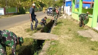 Koramil 1426-02/Polsel dan Warga Lantang Bersihkan Saluran Air, Wujudkan Lingkungan Bersih dan Sehat