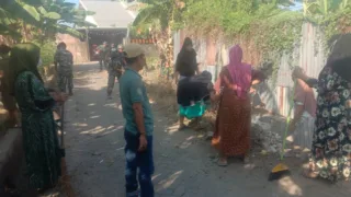 Koramil Galut Bersama Warga Gotong Royong Bersihkan Selokan dan Bahu Jalan