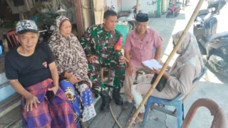 Babinsa Galesong Baru Gelar Komsos Bersama Tokoh Masyarakat Bahas Kelangkaan BBM