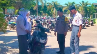 Sambangi Pelajar SMKN 3 Takalar, Bhabinkamtibmas Ingatkan Tertib Berlalu Lintas dan Jaga Kamtibmas