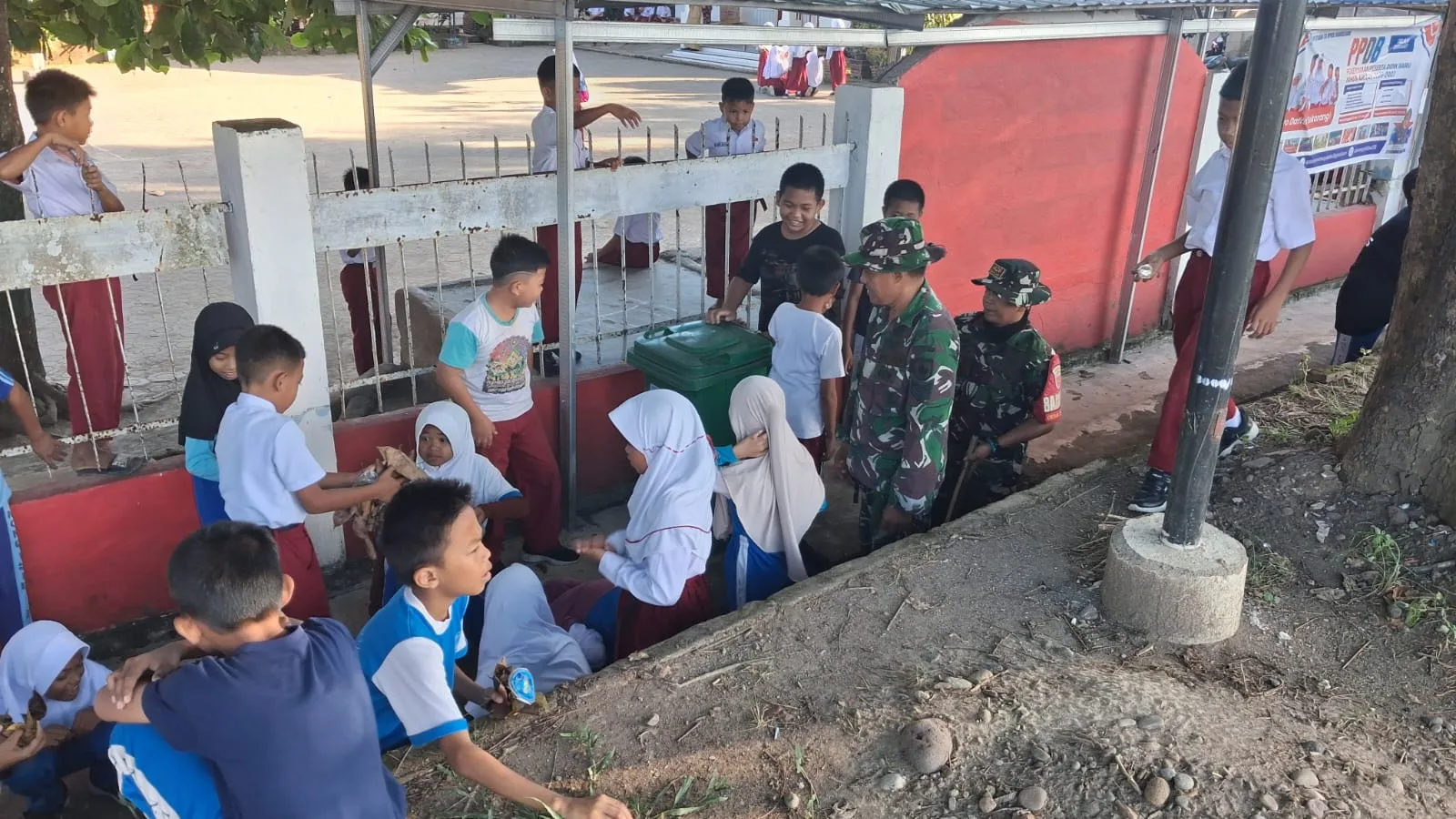 Koramil Mapsu Bersama Siswa dan Masyarakat Laksanakan Kerja Bakti Bersihkan Got dan Pinggir Jalan