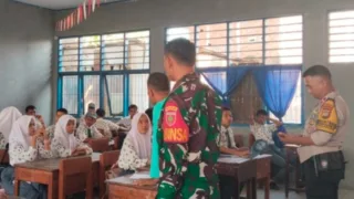 Babinsa Galesong Baru Imbau Siswa SMA Negeri 5 Takalar Hindari Tawuran dan Jaga Ketertiban