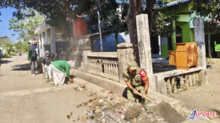 Gotong Royong di Rumah Ibadah, Babinsa dan Mahasiswa KKN UINAM Bersihkan Musholla Al-Jama’in