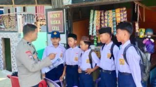 Bangun Generasi Berprestasi, Bhabinkamtibmas Sanrobone Edukasi Pelajar soal Pendidikan dan Kamtibmas