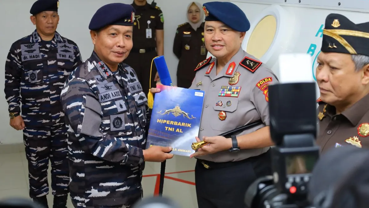 Momentum Hari Kesehatan TNI AL 2026, Kapolda Sulsel Terima Brevet Kehormatan Hiperbarik dari Dankodaeral VI
